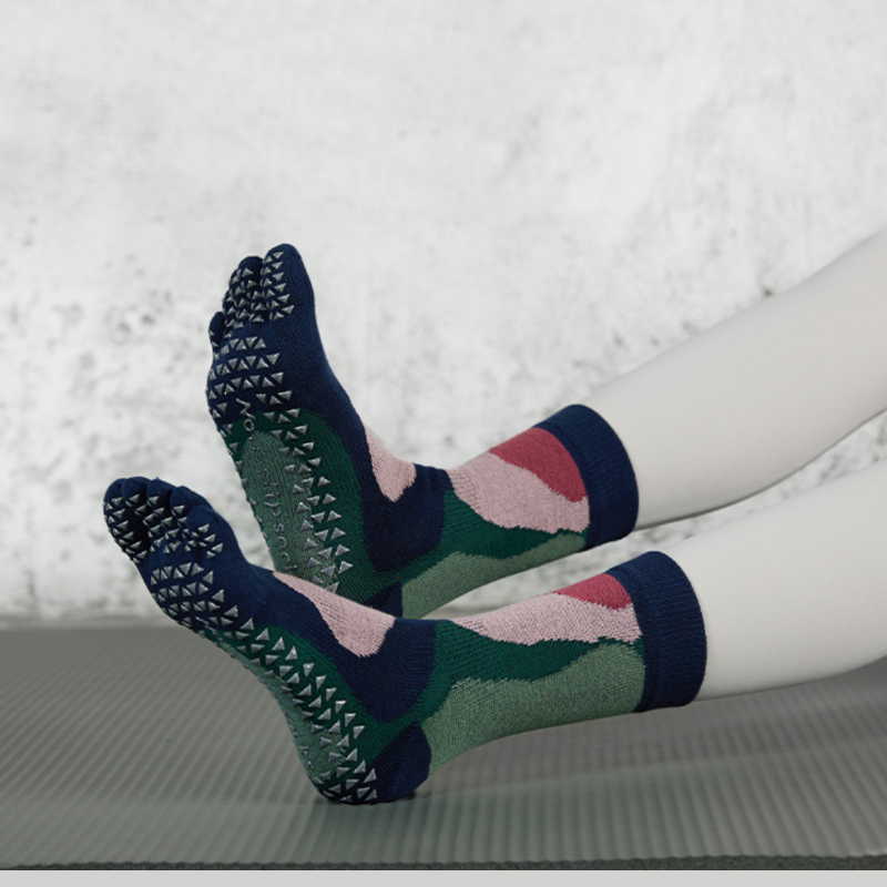 Color Block Medium Grip Socks